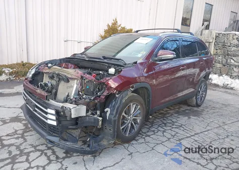 2019 Toyota Highlander Xle z USA, uszkodzony, nr VIN 5TDJZRFH5KS927491